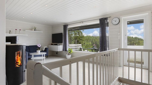 Stuen har utgang til en sydvendt balkong med utsikt over Bråtatjern.