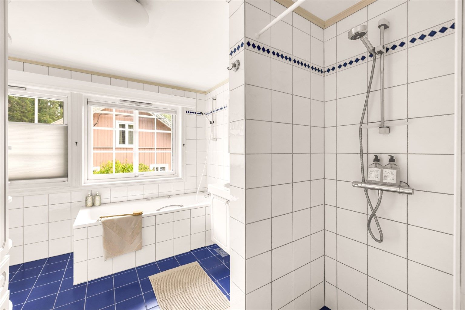 Badet har god størrelse med plass til både dusj, badekar mm