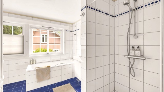 Badet har god størrelse med plass til både dusj, badekar mm