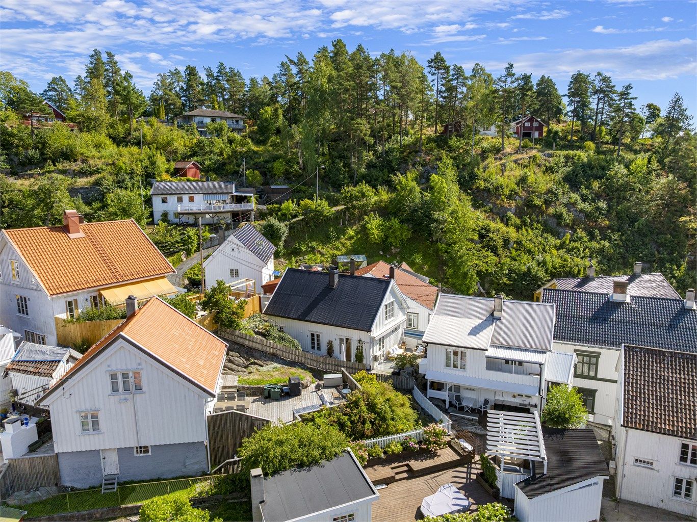 Eiendommen ligger tilbaketrukket og usjenert til, samtidig som den er en del av det historiske bymiljøet.