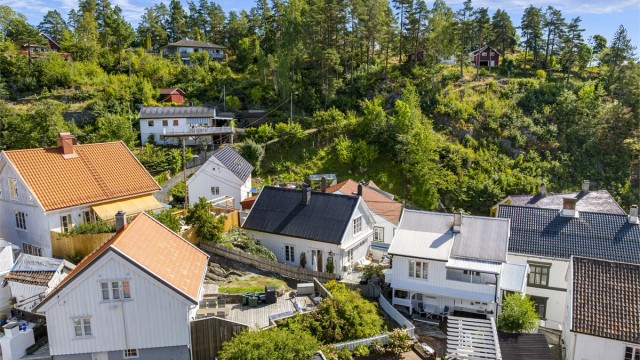 Eiendommen ligger tilbaketrukket og usjenert til, samtidig som den er en del av det historiske bymiljøet.