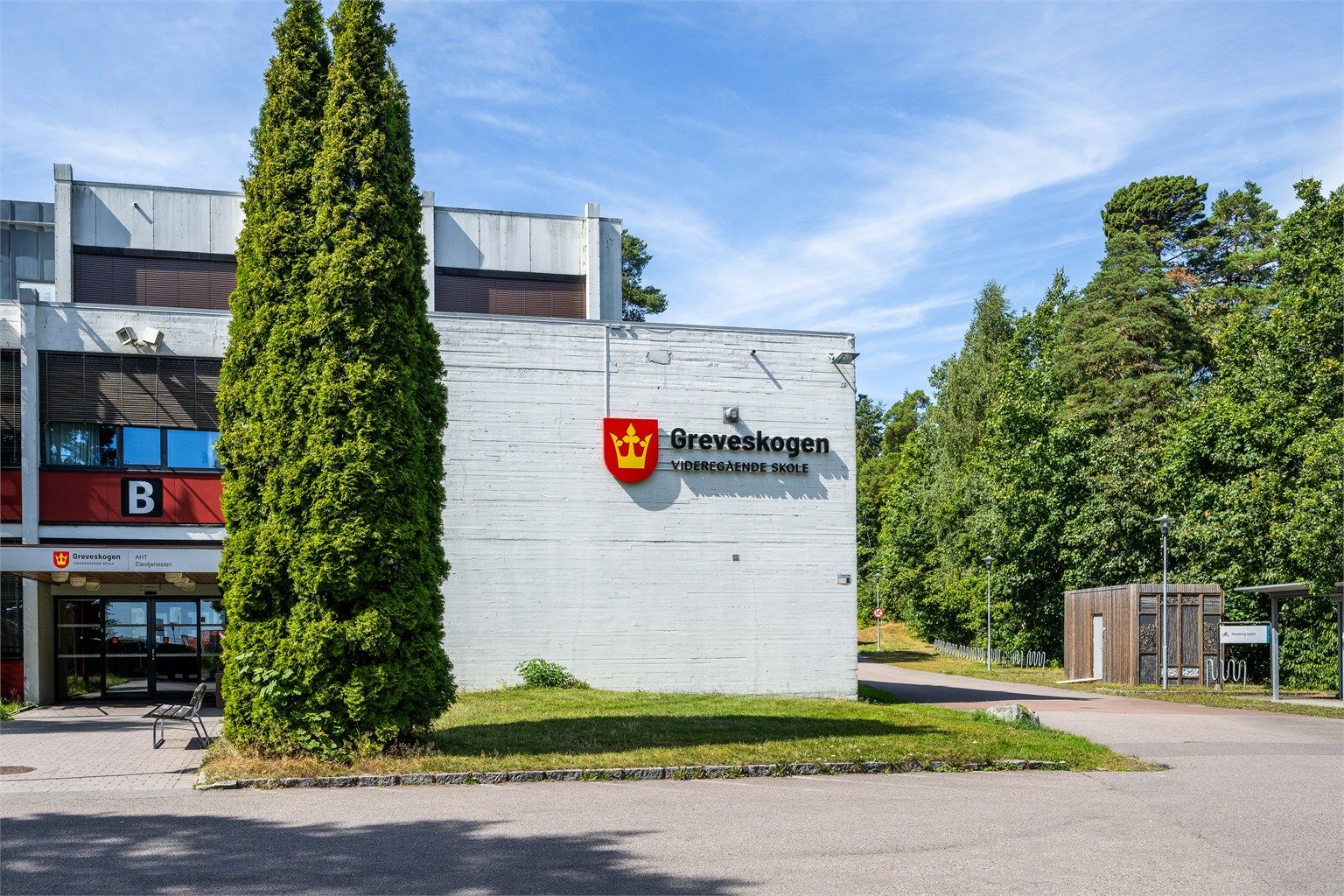 Greveskogen videregående skole er også innen gangavstand fra boligen.