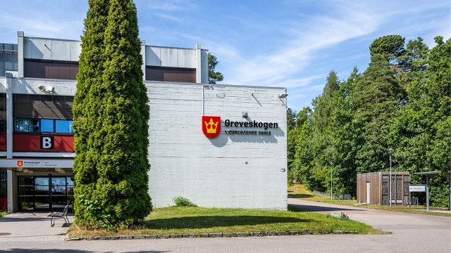 Greveskogen videregående skole er også innen gangavstand fra boligen.