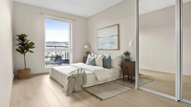 Hovedsoverommet har skyvedørsgarderobe i lys utførelse samt speilfronter