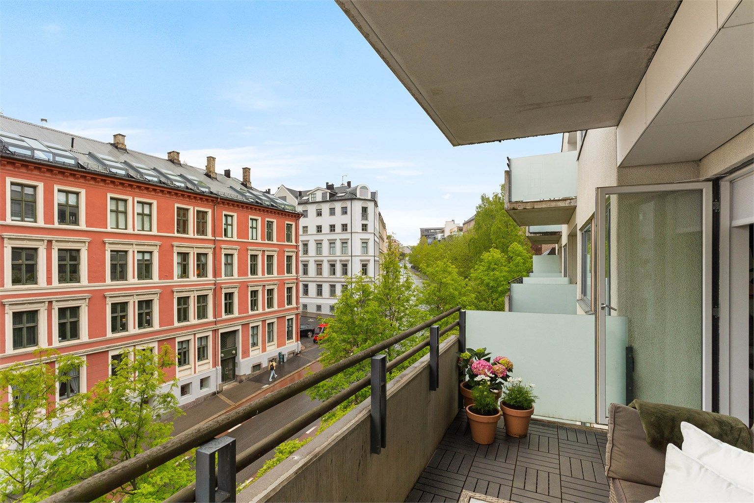 Leiligheten har en romslig balkong med gode solforhold og plass til en hyggelig sittegruppe.
Foto: Henrik Eriksen v/Fotostallen