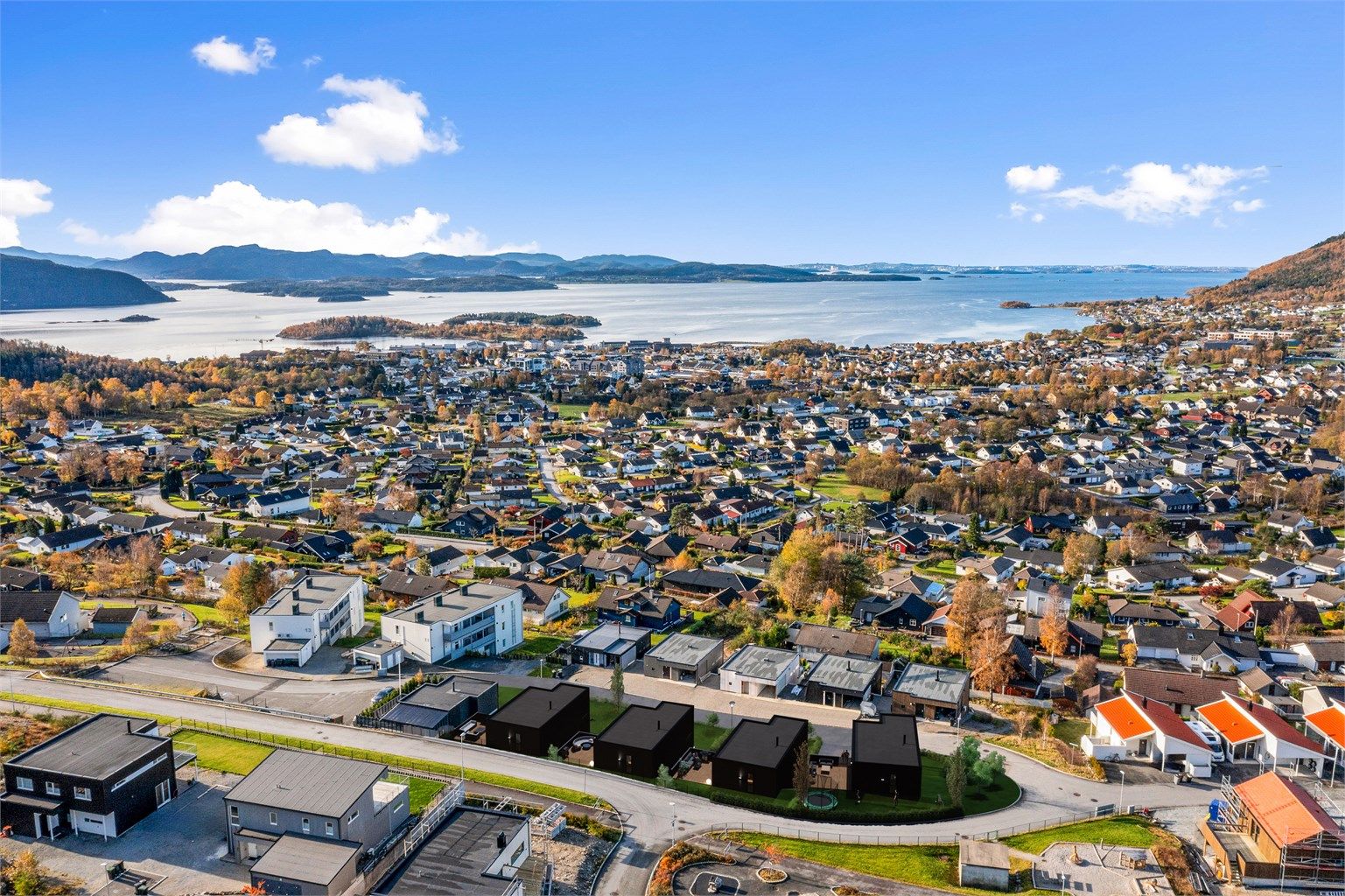 Boligenes plassering, gir dem et flott utsyn mot fjorden, sammen med meget gode solforhold.  Gaten foran er blindvei, så her ligger det høyt fokus på botrivsel for både store og små.