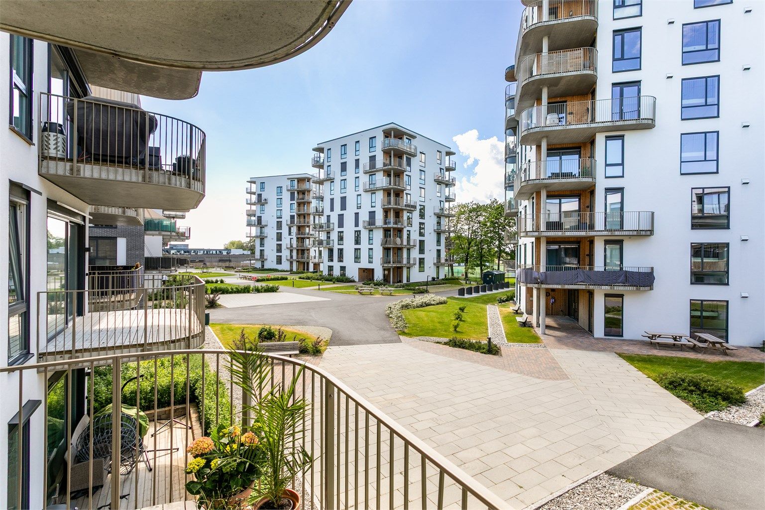 Tribunen Moss er ferdigstilt og anleggsarbeidene avsluttet. I det store gårdsrommet er det nå rolig og fredelig.