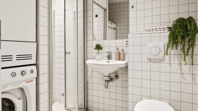 Den andre delen har vegghengt servant, speil over servant og vegghengt toalett.