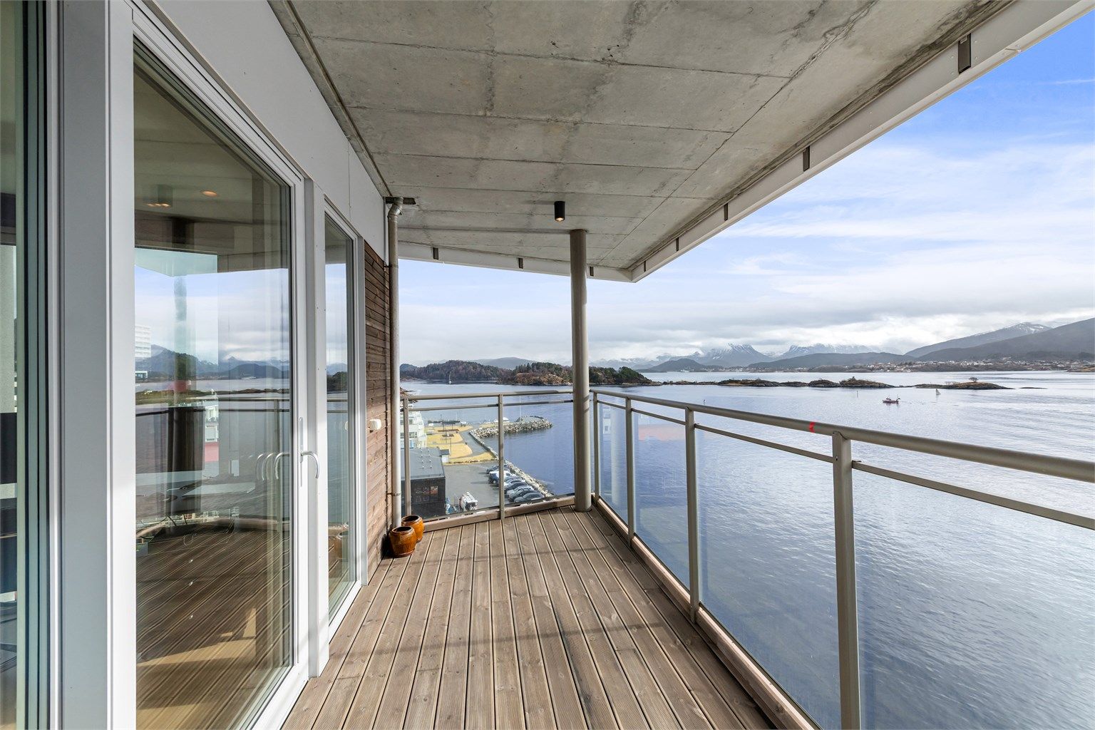 Overbygd balkong på ca. 19 kvm med utgang fra stue