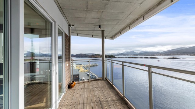 Overbygd balkong på ca. 19 kvm med utgang fra stue