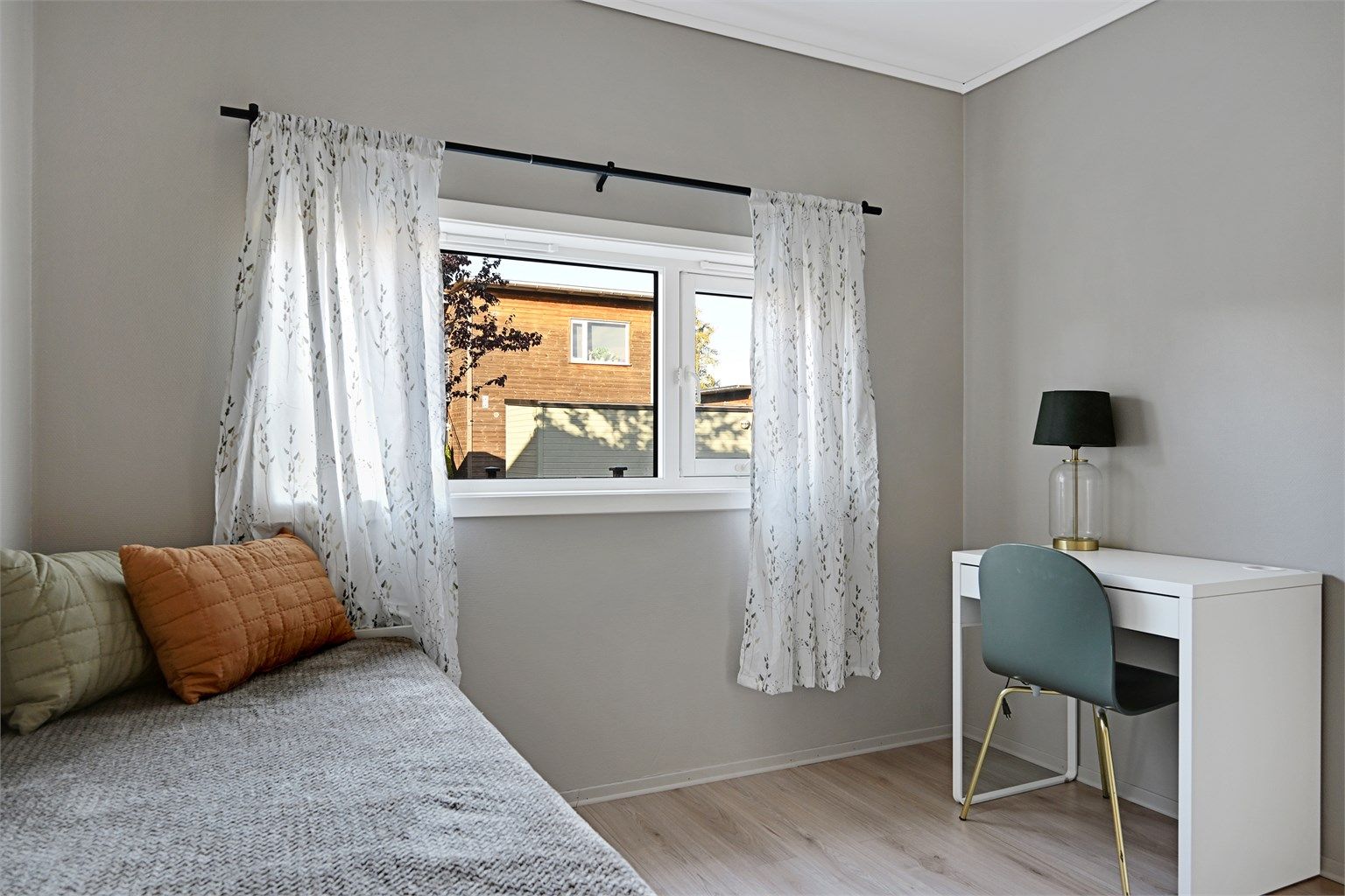 Soverom 3 har nylagt laminatgulv og plass til både seng og skrivebord.