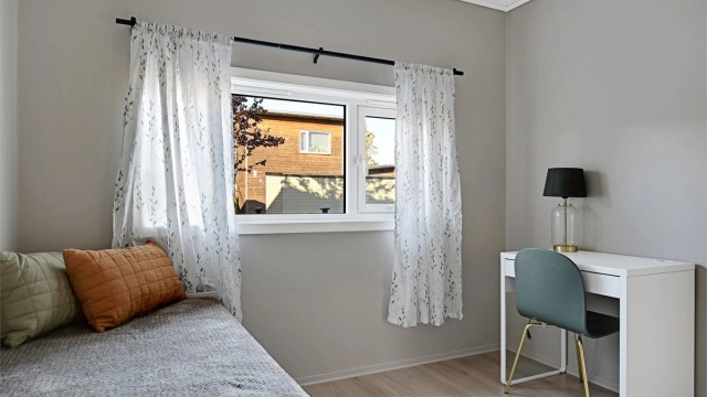 Soverom 3 har nylagt laminatgulv og plass til både seng og skrivebord.