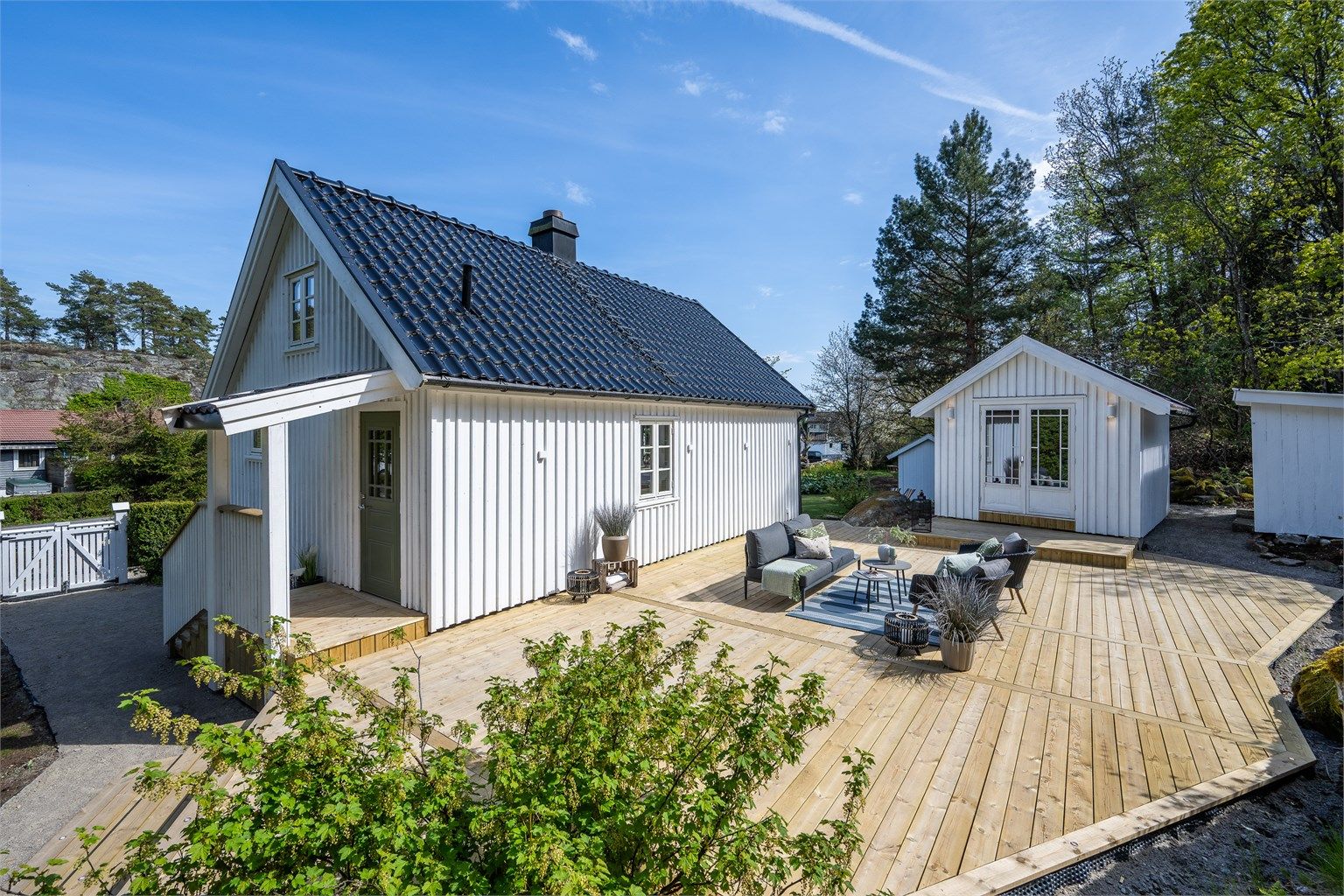 Her ligger forholdene godt til rette for å nyte lange sommerdager og lune sommerkvelder i rolige og solrike omgivelser.