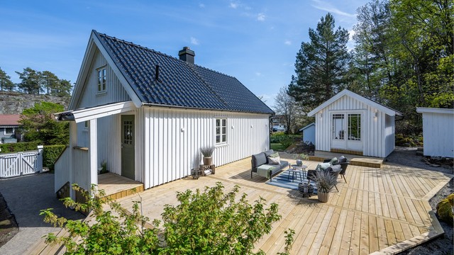 Her ligger forholdene godt til rette for å nyte lange sommerdager og lune sommerkvelder i rolige og solrike omgivelser.