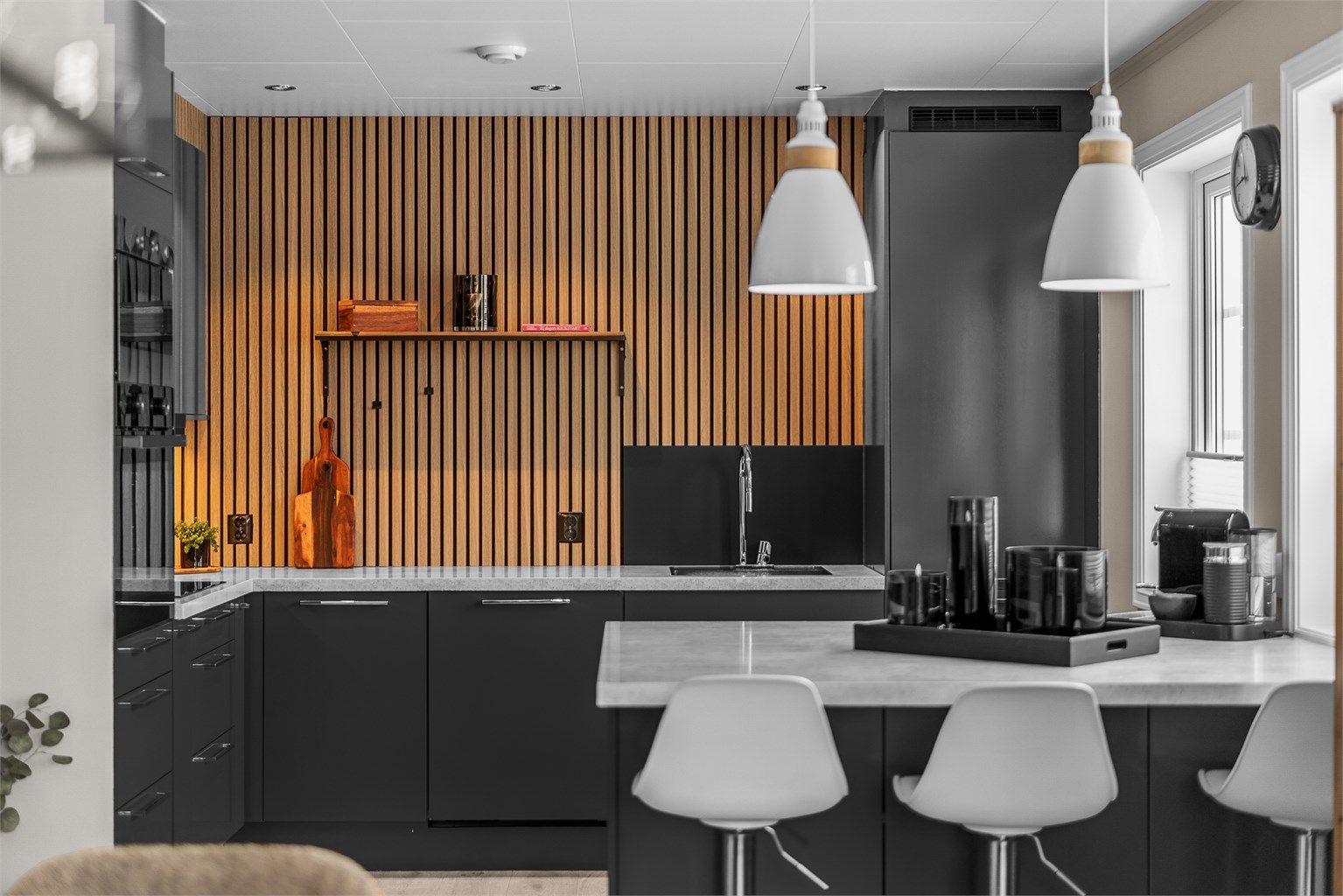 Lekkert kjøkken fra Sigdal med malte slette fronter. Integrerte hvitevarer som medfølger ved salg.