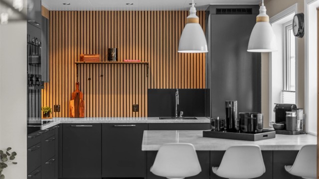 Lekkert kjøkken fra Sigdal med malte slette fronter. Integrerte hvitevarer som medfølger ved salg.