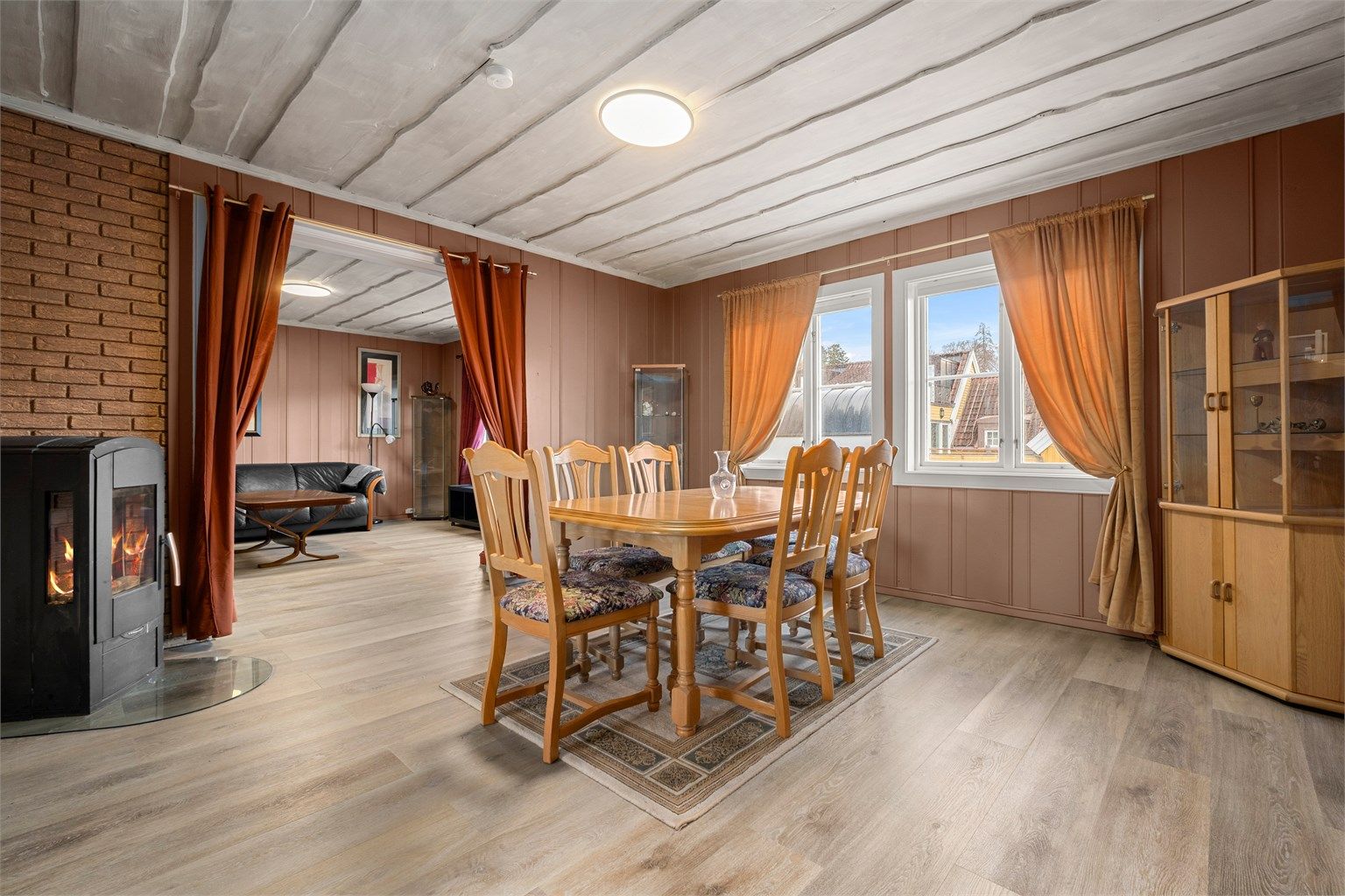 Spisestuen fremstår som lys og trivelig, med god plass til å samle familie og venner rundt bordet.