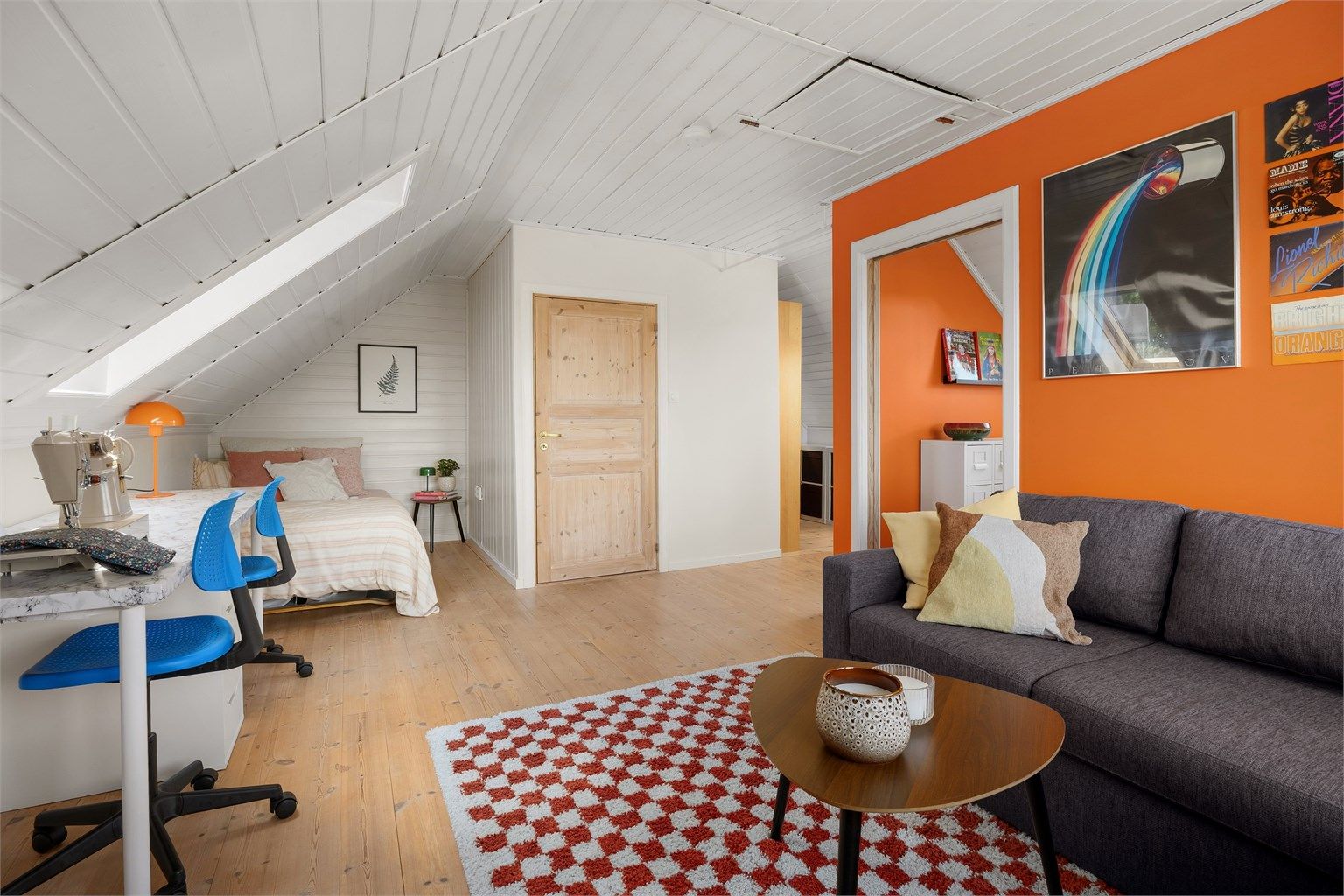 Flott loftstue med plass til sofa og gjesteseng 