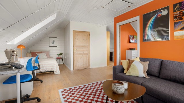 Flott loftstue med plass til sofa og gjesteseng