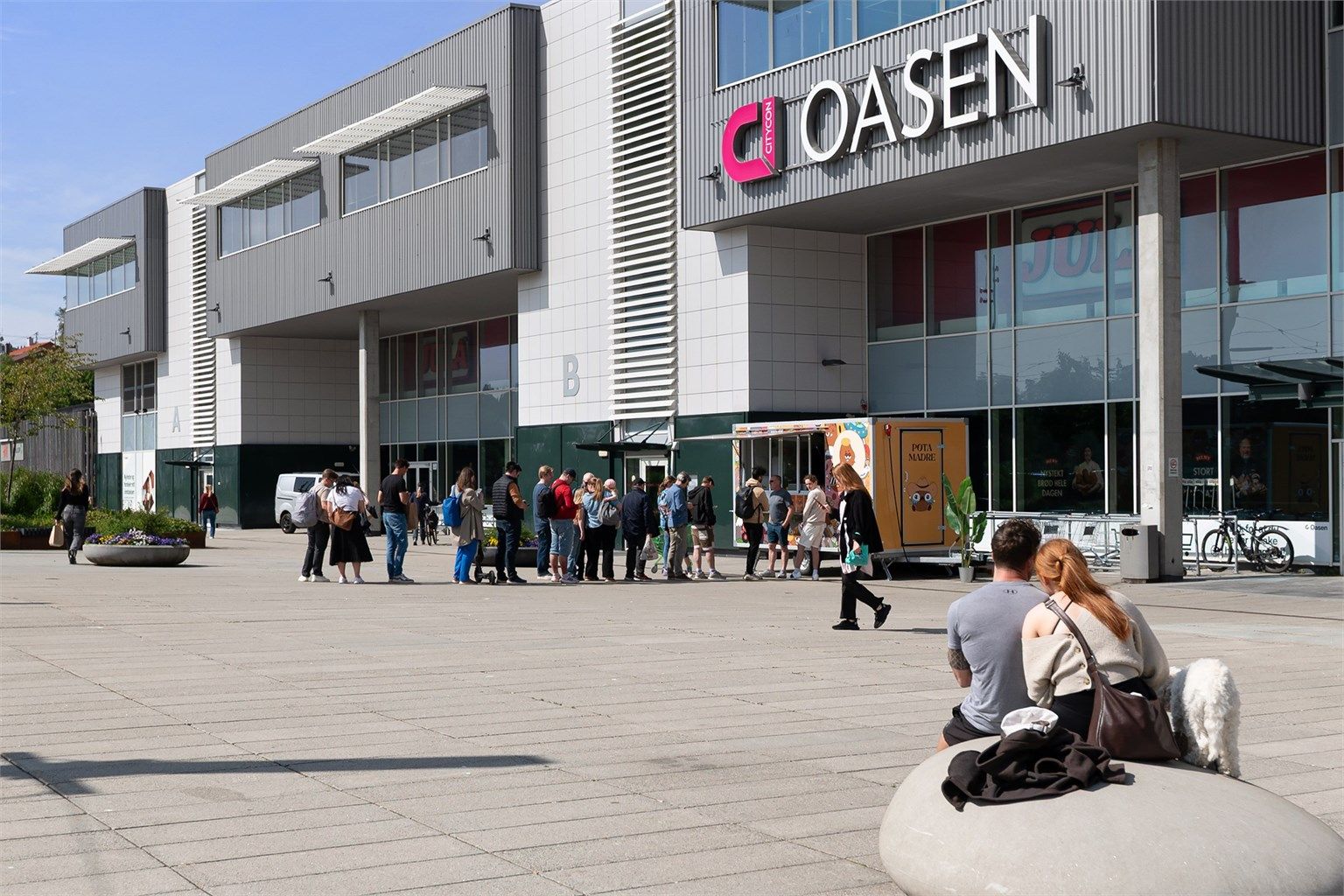 - Bo nærme Oasen! Her finner du blant annet flere dagligvarebutikker, bank, shoppingmuligheter, spisesteder og treningssenter -