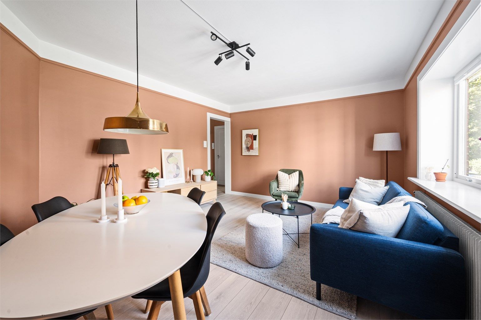 Leiligheten har en lys og gjennomgående planløsning som sammen med store vindusflater sørger for rikelig med lysinnslipp.