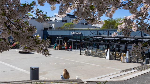 Hyggelig møteplass rett utenfor døren – med innbydende kaféområde, et godt utvalg butikker og et bredt spekter av servicetilbud i nærområdet.