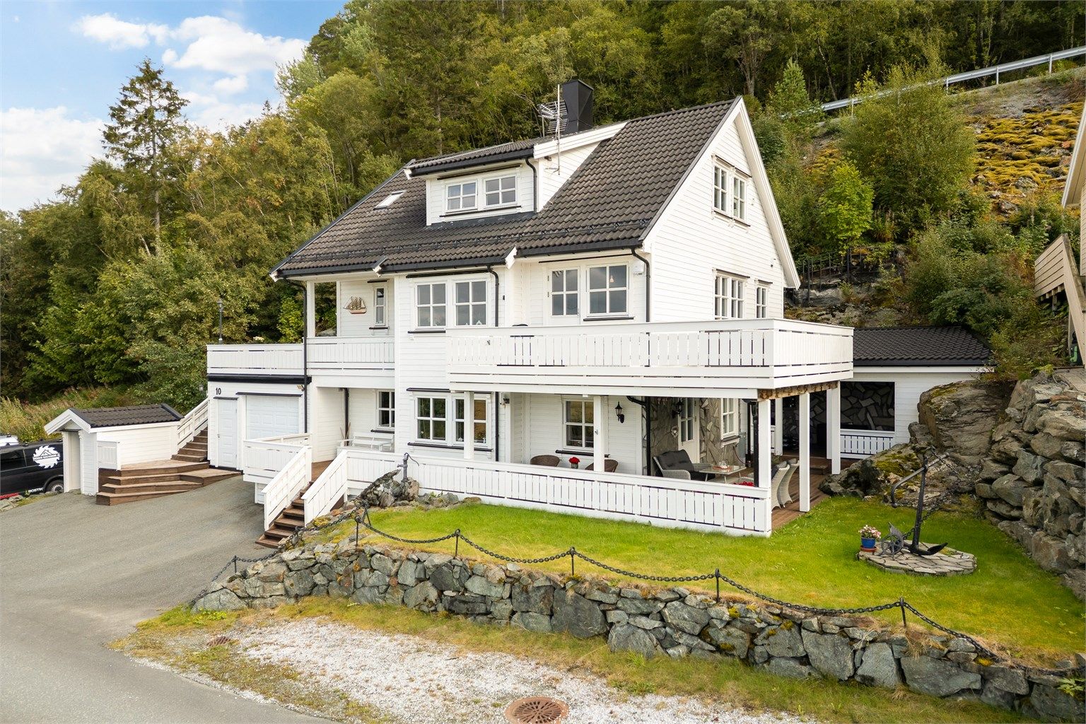 Fra eiendommen er det kort vei til tettstedet Rye hvor du finner bensinstasjon, Coop Marked med post i butikk, barnehage og barneskole. Det finnes også flere idrettstilbud på Byneset. 