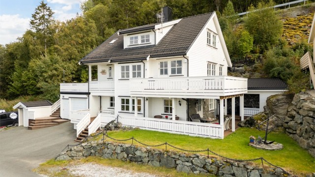 Fra eiendommen er det kort vei til tettstedet Rye hvor du finner bensinstasjon, Coop Marked med post i butikk, barnehage og barneskole. Det finnes også flere idrettstilbud på Byneset.