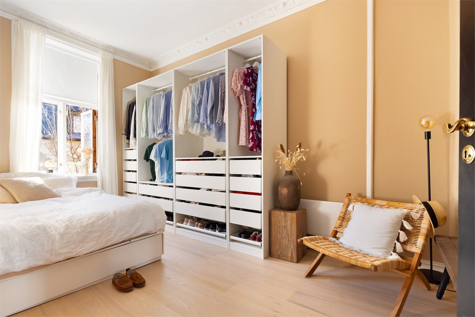 God plass til dobbeltseng, tilhørende nattbord på begge sider og garderobeskap.