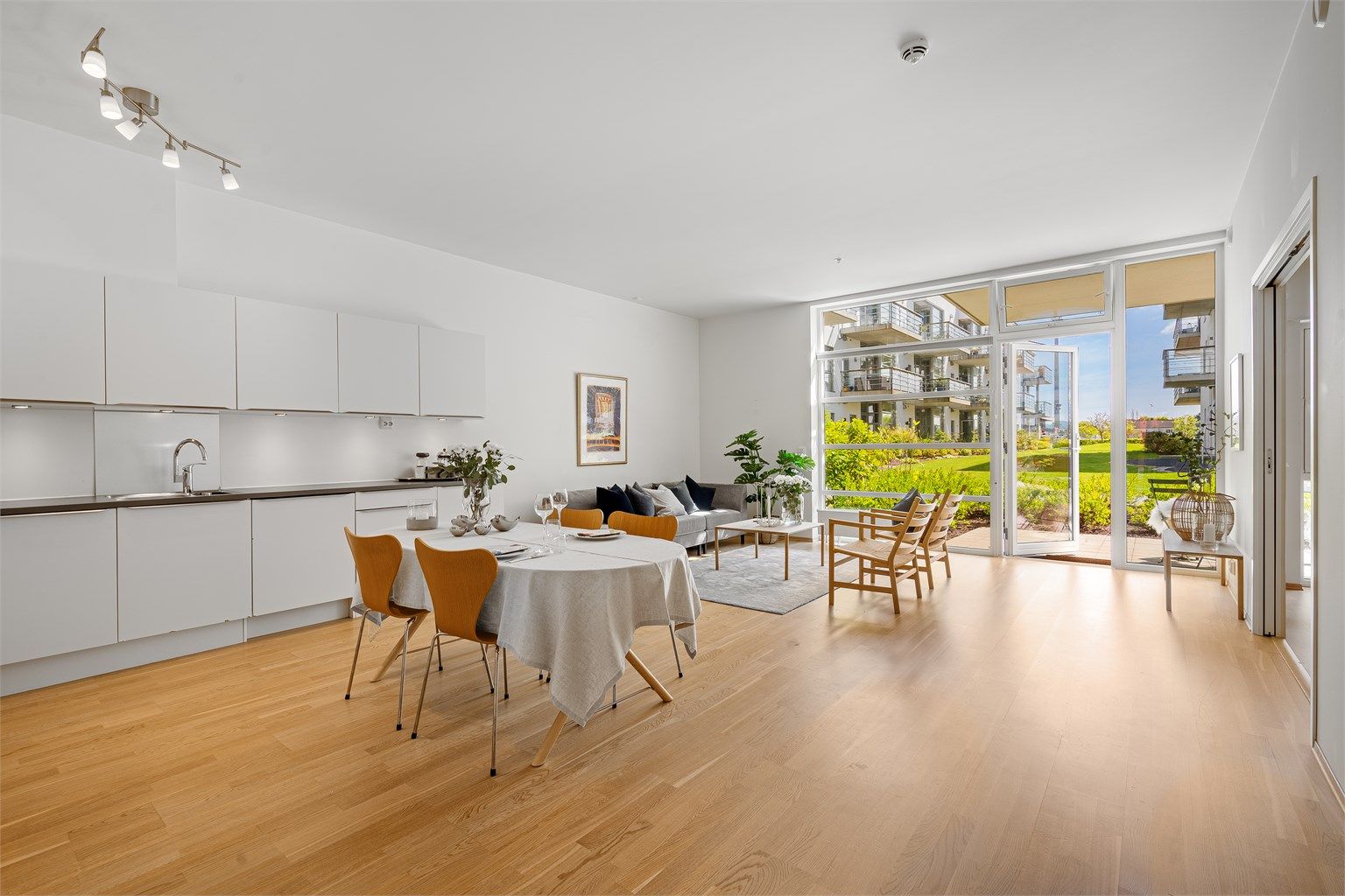 Romslig 3-roms selveierleil. m/trappefri adkomst, to markterrasser, 2 bad, eget vaskerom, parkering i garasje og heis.