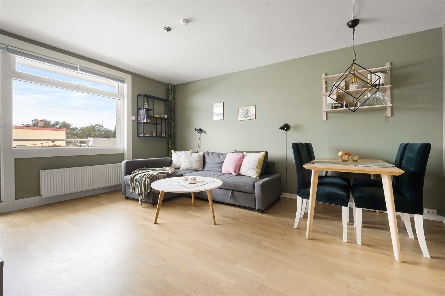 Lys og romslig stue med plass til både sofagruppe og spisebord.