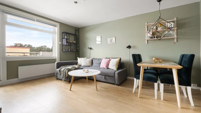 Lys og romslig stue med plass til både sofagruppe og spisebord.
