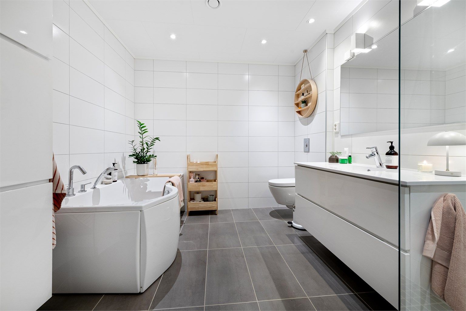 Her er det både dusjhjørne med glassvegg og et badekar for ekstra velvære.