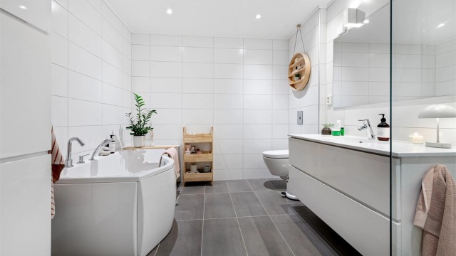 Her er det både dusjhjørne med glassvegg og et badekar for ekstra velvære.