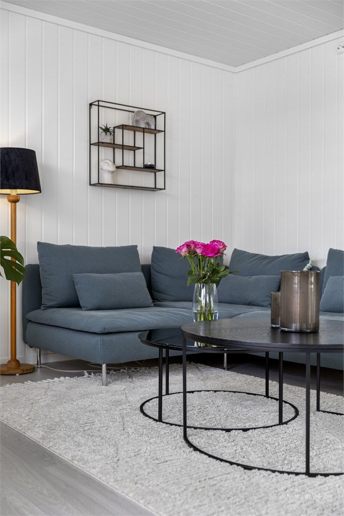 Store vindusflater og balansert ventilasjon sikrer et lyst og godt inneklima.