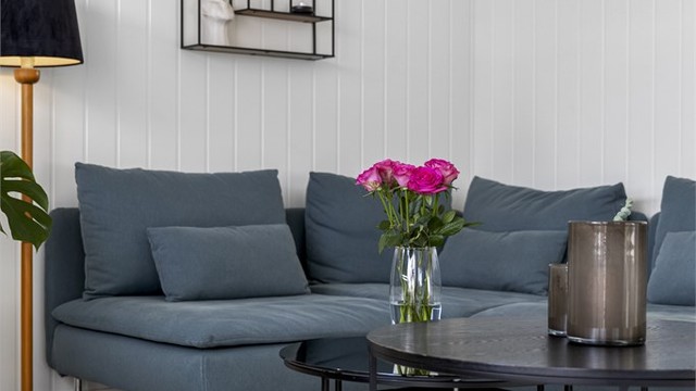 Store vindusflater og balansert ventilasjon sikrer et lyst og godt inneklima.