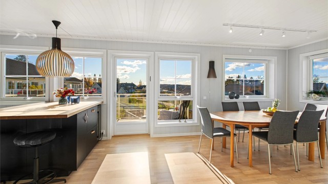 Store sydvendte vinduer som slipper inn masse naturlig lys - Foto: Heidi Larsen