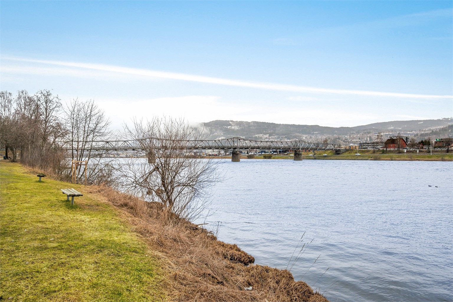 Eiendommen ligger rett ved fine turmuligheter langs elvepromenaden sommer som vinter