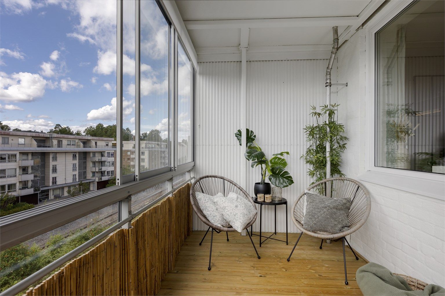 Fra stuen er det utgang til en innglasset, sydvestvendt balkong med plass til sittegruppe.