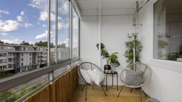 Fra stuen er det utgang til en innglasset, sydvestvendt balkong med plass til sittegruppe.
