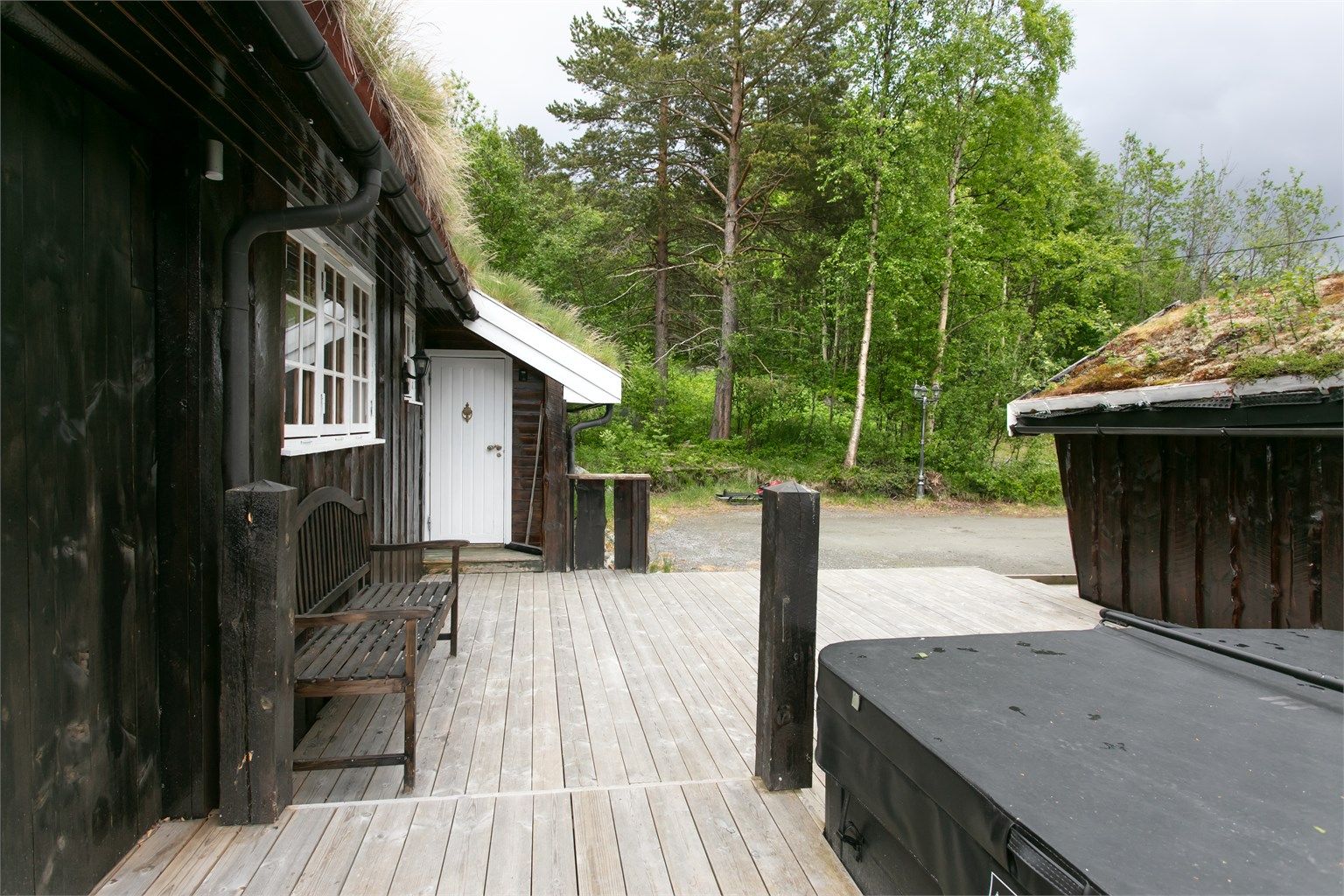 Inngangsparti med adkomst til både hovedhytta og terrassen.