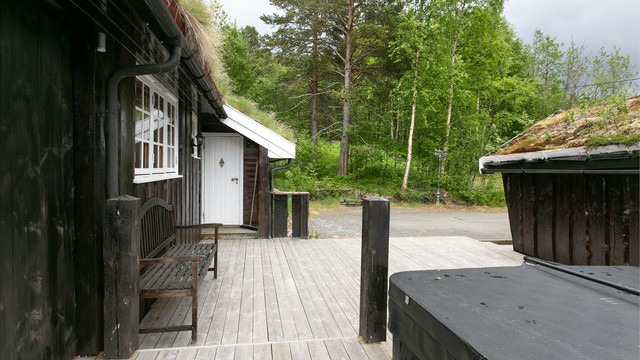 Inngangsparti med adkomst til både hovedhytta og terrassen.