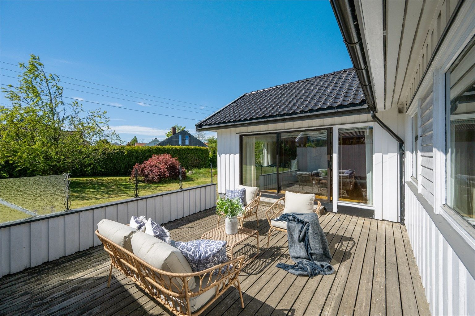 Fra stuen har du adkomst til en solrik terrasse og en romslig hage.