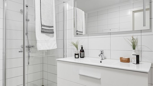 Dusjhjørne med innfellbare glassvegger som frigjør gulvplass.
