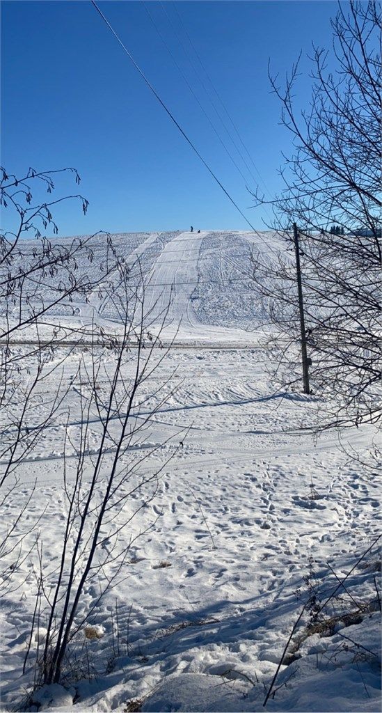 Eiendommen ligger meget idyllisk til både sommer og vinter. Perfekt for aktive barn og voksne (private vinterbilder tatt av eier) 