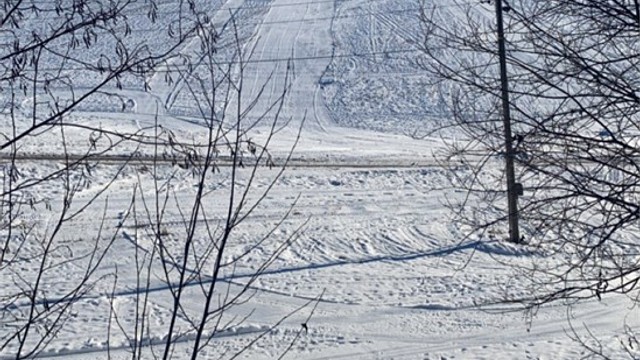 Eiendommen ligger meget idyllisk til både sommer og vinter. Perfekt for aktive barn og voksne (private vinterbilder tatt av eier)