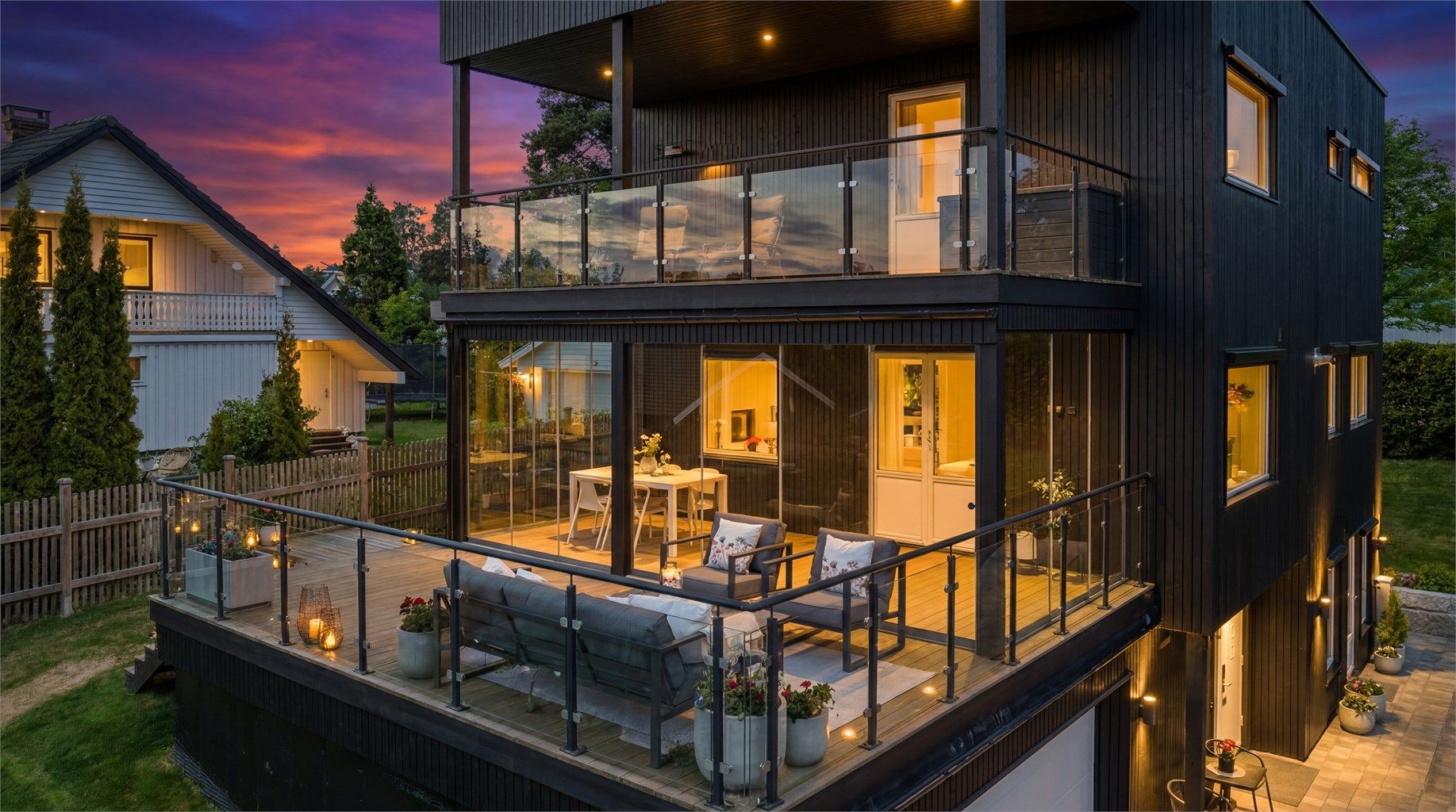 Enebolig med moderne arkitektur, store terrasseflater og integrert dobbelgarasje. (Digital skumring) Foto: Thor Øyvind Borgersen