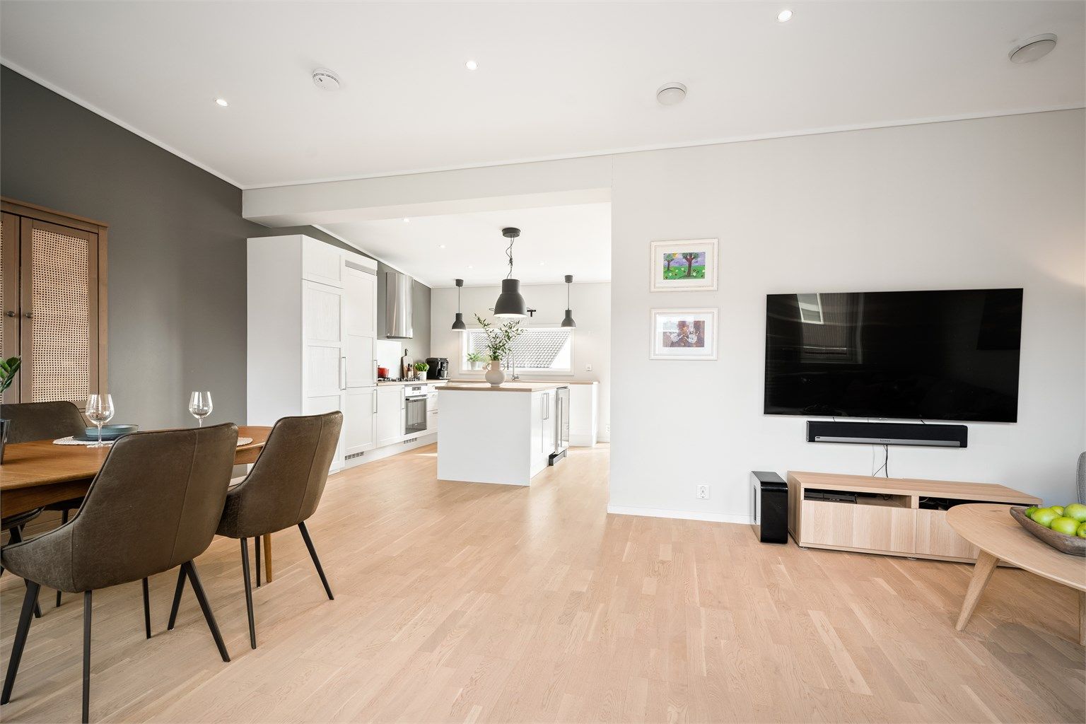 Romløsningen er effektiv og gir etasjene hver sitt formål; andre etasje er nærmest en eneste stor sosial sone.