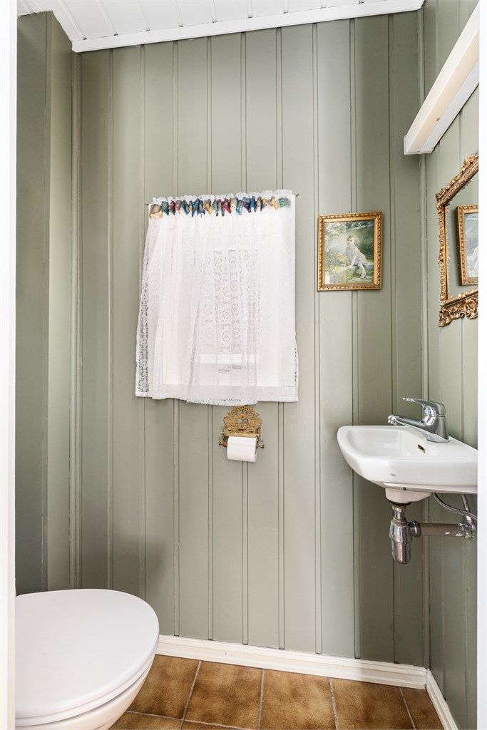 Toalettrommet med servant ligger i tilknytning til gangen.