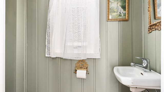 Toalettrommet med servant ligger i tilknytning til gangen.